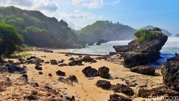 Foto: Pantai Watu Bolong yang Eksotis di Gunungkidul