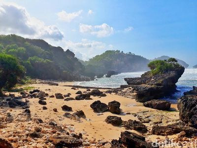 Foto: Pantai Watu Bolong yang Eksotis di Gunungkidul