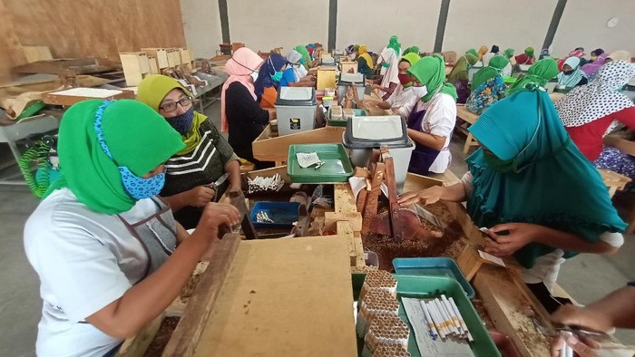 Para buruh rokok sigaret kretek tangan di lingkungan industri kecil Kudus Para buruh rokok sigaret kretek tangan di lingkungan industri kecil Kudus