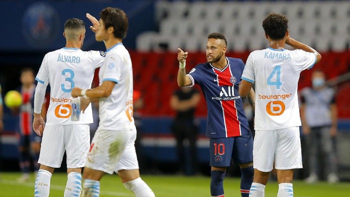 PSGs Neymar argues with Marseilles Alvaro, left, during the French League One soccer match between Paris Saint-Germain and Marseille at the Parc des Princes in Paris, France, Sunday, Sept.13, 2020. (AP Photo/Michel Euler)