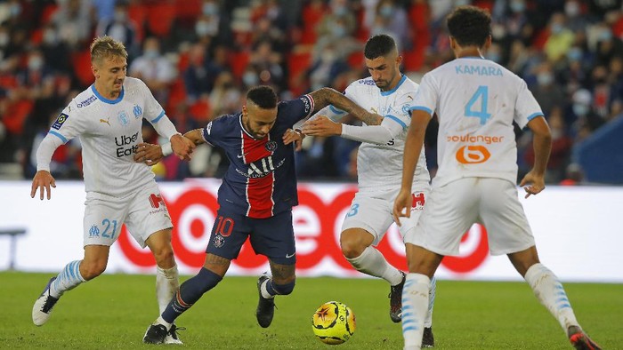 PSGs Neymar, center, takes on the Marseille defence during the French League One soccer match between Paris Saint-Germain and Marseille at the Parc des Princes in Paris, France, Sunday, Sept.13, 2020. (AP Photo/Michel Euler)