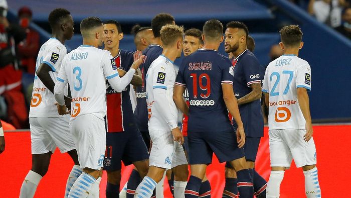 Paris Saint-Germain vs Marseille PSGs Neymar, second right, after a clash during the French League One soccer match between Paris Saint-Germain and Marseille at the Parc des Princes in Paris, France, Sunday, Sept.13, 2020. (AP Photo/Michel Euler)
