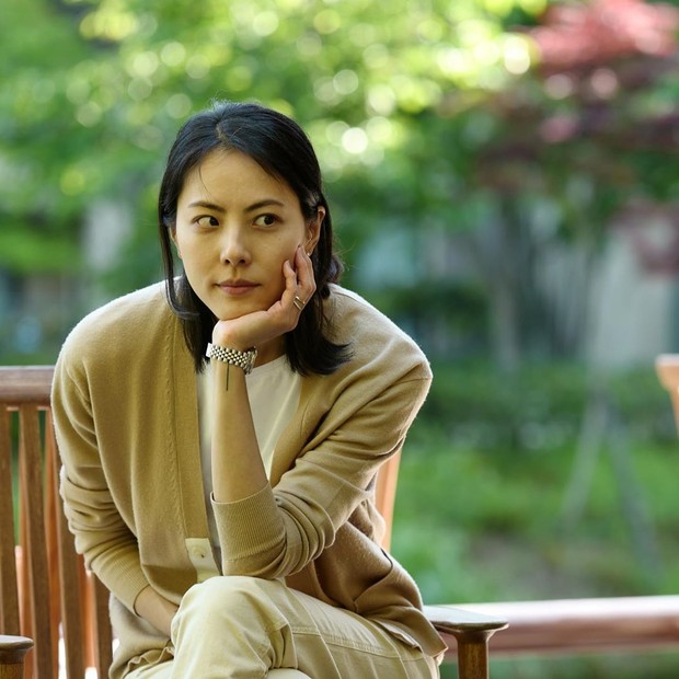 Park Ji Yoon pun memiliki ketakutan dan truma pada siapapun yang mengenakan seragam sekolah.