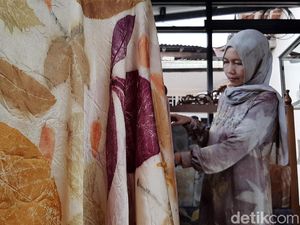 Pembuatan Ecoprint Kain Sutera-Kulit di Banyumas Bertahan Saat Pandemi
