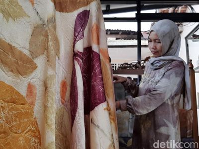 Pembuatan Ecoprint Kain Sutera-Kulit di Banyumas Bertahan Saat Pandemi