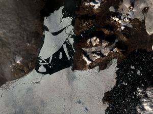 Lapisan Es di Greenland Terlepas dan Terpecah Menjadi Kecil-kecil