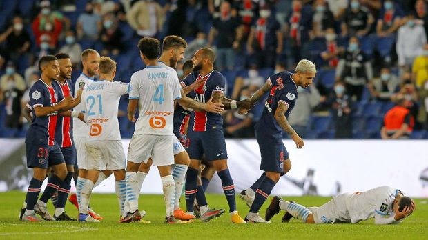 PSG and Marseille players clash near the end of the French League One soccer match between Paris Saint-Germain and Marseille at the Parc des Princes in Paris, France, Sunday, Sept.13, 2020. (AP Photo/Michel Euler)