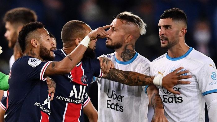 PSG vs Marseille Paris Saint-Germains Brazilian forward Neymar gestures in front Marseilles Spanish defender Alvaro Gonzelez (R) during the French L1 football match between Paris Saint-Germain (PSG) and Marseille (OM) at the Parc de Princes stadium in Paris on September 13, 2020. (Photo by FRANCK FIFE / AFP)