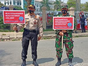Tak Pakai Masker, Polisi Hukum Warga di Bandung Bacakan Pancasila