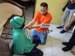 Rekonstruksi Pria Kuningan Cekik Mati Uwaknya, Tersangka Jalani 22 Adegan