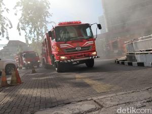 Asap di Basemen Oncology Center RSU dr Soetomo Berasal dari Gudang Terbakar Asap di Basemen Oncology Center RSU dr Soetomo Berasal dari Gudang Terbakar