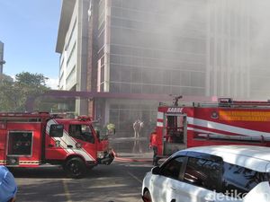 Gudang di Basemen Oncology Center RSU dr Soetomo Terbakar, Pasien Dievakuasi Gudang di Basemen Oncology Center RSU dr Soetomo Terbakar, Pasien Dievakuasi