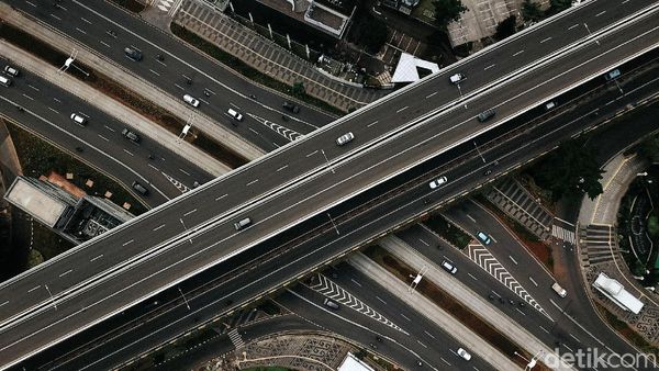 Potret Lancarnya Lalu Lintas di Jalan Sudirman Saat PSBB Ketat