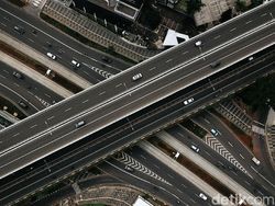 Potret Lancarnya Lalu Lintas di Jalan Sudirman Saat PSBB Ketat