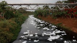 Sungai Cipamokolan Bandung Menghitam dan Dipenuhi Busa