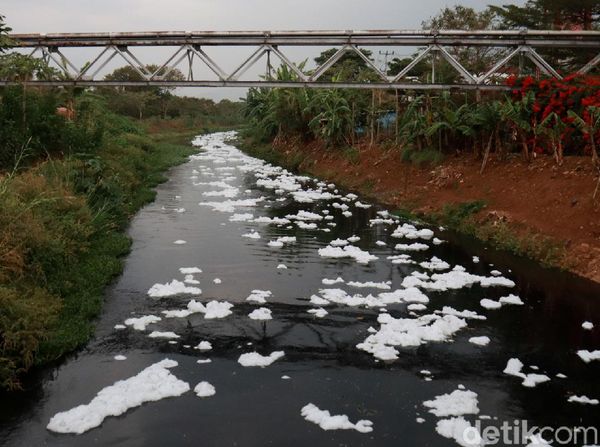Sungai Cipamokolan Bandung Menghitam dan Dipenuhi Busa