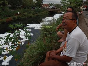 DLHK Kota Bandung Cek Kemunculan Busa di Sungai Cipamokolan