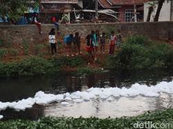 DLHK Ungkap Kemunculan Busa di Sungai Cipamokolan Bandung