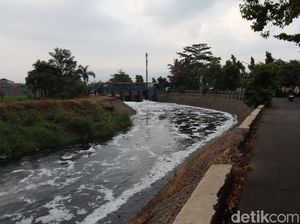 Sungai Cipamokolan Bandung Dipenuhi Busa