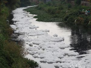 Jijik, Sungai Cipamokolan Bandung Penuh Busa dan Bau