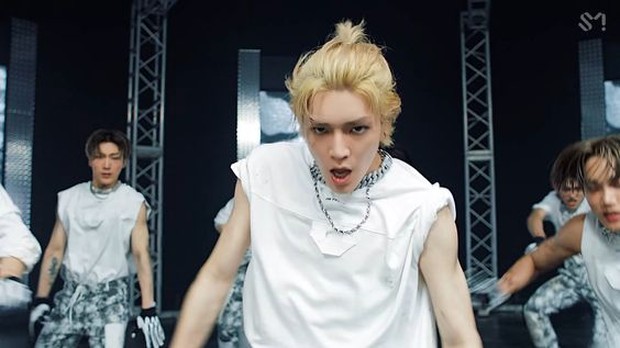 Taeyong SuperM / pinterest.com (dbkpop) Taeyong SuperM menggunakan man bun di comeback Tiger Inside