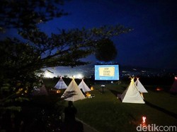 Syahdunya Nonton Film dalam Tenda di Bawah Taburan Bintang