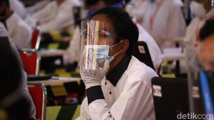 Tes CPNS di Kota Bandung Terapkan Protokol Kesehatan Ratusan CPNS mengikuti tes Seleksi Kompetensi Bidang (SKB) di Sport Center Arcamanik, Kota Bandung, Senin (14/9). Tes dilakukan dengan protokol kesehatan.