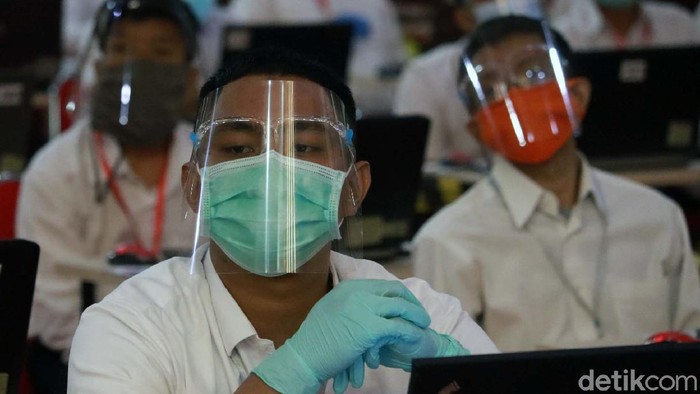 Tes CPNS di Kota Bandung Terapkan Protokol Kesehatan Ratusan CPNS mengikuti tes Seleksi Kompetensi Bidang (SKB) di Sport Center Arcamanik, Kota Bandung, Senin (14/9). Tes dilakukan dengan protokol kesehatan.