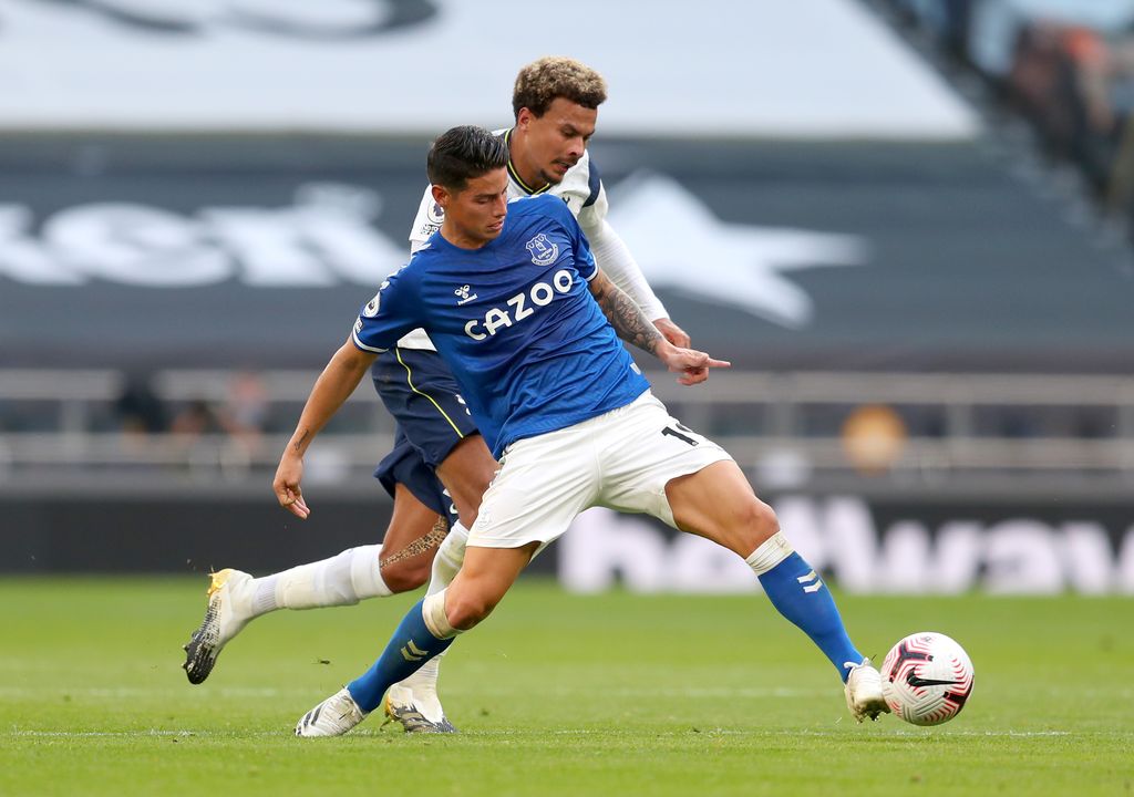 LONDON, ENGLAND - SEPTEMBER 13: James Rodriguez of Everton is challenged by Dele Alli of Tottenham Hotspur during the Premier League match between Tottenham Hotspur and Everton at Tottenham Hotspur Stadium on September 13, 2020 in London, England. (Photo by Catherine Ivill/Getty Images)