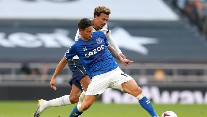 LONDON, ENGLAND - SEPTEMBER 13: James Rodriguez of Everton is challenged by Dele Alli of Tottenham Hotspur during the Premier League match between Tottenham Hotspur and Everton at Tottenham Hotspur Stadium on September 13, 2020 in London, England. (Photo by Catherine Ivill/Getty Images)