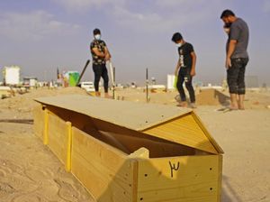 Ratusan Warga Irak Bongkar Makam Korban Corona, Turki Protes Kartun Nabi