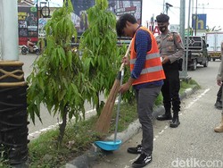 Tak Pakai Masker, Warga di Gorontalo Dihukum Sapu Jalan Utama