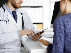 Muak Hadapi Antivaksin, Dokter Ini Tolak Rawat Pasien yang Belum Divaksin