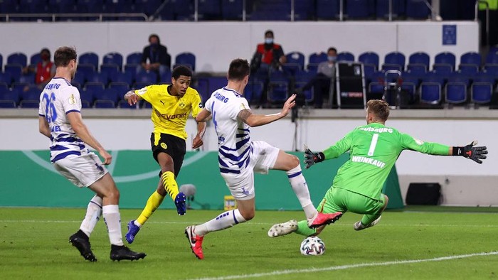 DUISBURG, GERMANY - SEPTEMBER 14: Jude Bellingham of Borussia Dortmund scores his sides second goal during the DFB Cup first round match between MSV Duisburg and Borussia Dortmund at Schauinsland-Reisen-Arena on September 14, 2020 in Duisburg, Germany. (Photo by Lars Baron/Getty Images)