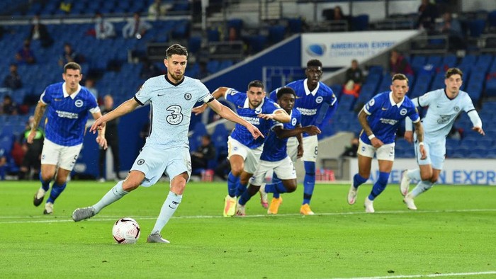 BRIGHTON, ENGLAND - SEPTEMBER 14: Jorginho of Chelsea scores his sides first goal during the Premier League match between Brighton & Hove Albion and Chelsea at American Express Community Stadium on September 14, 2020 in Brighton, England. (Photo by Glyn Kirk/Pool via Getty Images