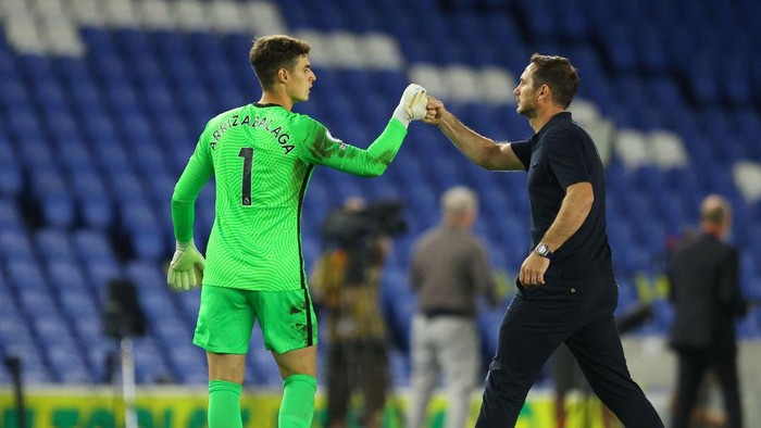 BRIGHTON, ENGLAND - SEPTEMBER 14: Frank Lampard, Manager of Chelsea fist bumps Kepa Arrizabalaga of Chelsea following the Premier League match between Brighton & Hove Albion and Chelsea at American Express Community Stadium on September 14, 2020 in Brighton, England. (Photo by Richard Heathcote/Getty Images)