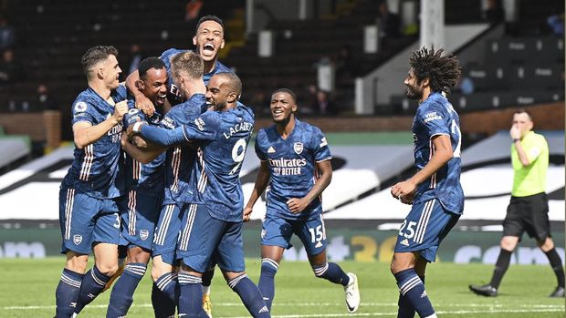 Arsenal's Gabriel, second from left, is cheered by teammates after scoring during the English Premier League soccer match between Fulham and Arsenal in London, Saturday, Sept. 12, 2020. (Ben Stansall/Pool via AP)