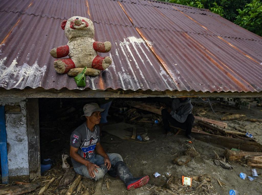 Banjir Bandang Kabupaten Sigi, Puluhan Rumah Warga Tertimbun Lumpur Banjir Bandang Kabupaten Sigi, Puluhan Rumah Warga Tertimbun Lumpur