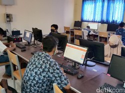 Tak Punya HP-Susah Sinyal, Belasan Siswa SMP Kudus Ujian Online di Sekolah