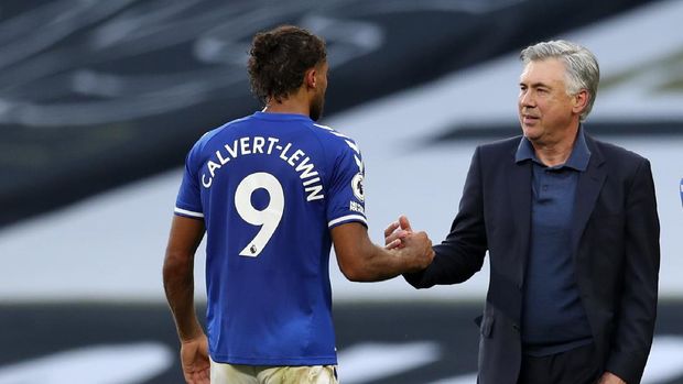 Everton's manager Carlo Ancelotti, right, shakes hands with Everton's Dominic Calvert-Lewin at the end of the English Premier League soccer match between Tottenham Hotspur and Everton at the Tottenham Hotspur Stadium in London, Sunday, Sept. 13, 2020. (Cath Ivill/Pool via AP)