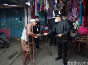 COVID-19 di Banyuwangi meningkat, Bupati Anas Kembali Bagi-Bagi Masker