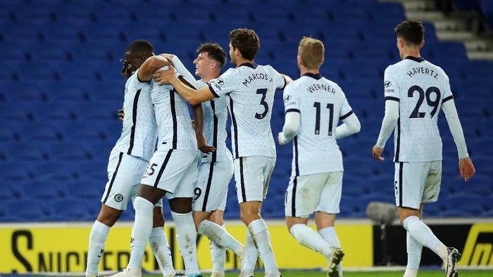 BRIGHTON, ENGLAND - SEPTEMBER 14: Kurt Zouma celebrates with teammates after scoring his sides third goal during the Premier League match between Brighton & Hove Albion and Chelsea at American Express Community Stadium on September 14, 2020 in Brighton, England. (Photo by Peter Cziborra/Pool via Getty Images)