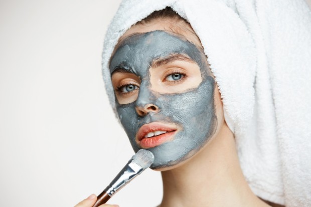 Clay Mask/ Foto: Freepik.com Clay mask sangat cocok untuk jenis kulit berminyak karena kemampuannya menyerap minyak