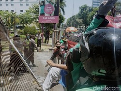 Driver Ojol Rusak Pagar hingga Segel Kantor Aplikator