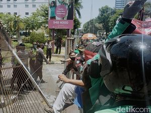 Driver Ojol Rusak Pagar hingga Segel Kantor Aplikator Driver Ojol Rusak Pagar hingga Segel Kantor Aplikator