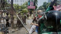 Driver Ojol Rusak Pagar Kantor Grab di Surabaya