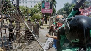 Driver Ojol Rusak Pagar Kantor Grab di Surabaya