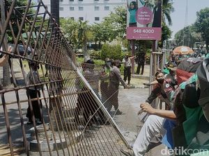 Driver Ojol Rusak Pagar Kantor Grab di Surabaya