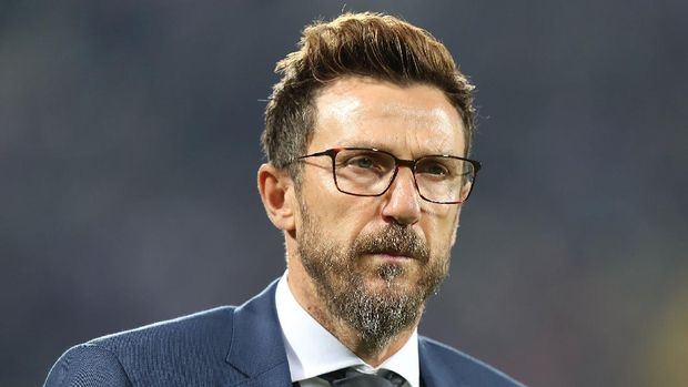 FLORENCE, ITALY - NOVEMBER 03: Eusebio Di Francesco manager of AS Roma looks on during the Serie A match between ACF Fiorentina and AS Roma at Stadio Artemio Franchi on November 3, 2018 in Florence, Italy.  (Photo by Gabriele Maltinti/Getty Images)