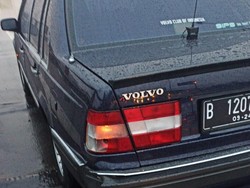 Kekuatan Motuba, Fortuner Remuk Tabrak Volvo Tua saat Hujan Deras